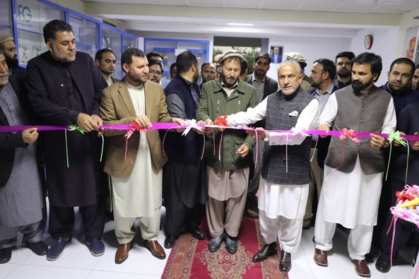 وزیر صنعت و تجارت، مرکز توزیعجواز تحت چترواحد را در شهر جلال آباد افتتاح کرد