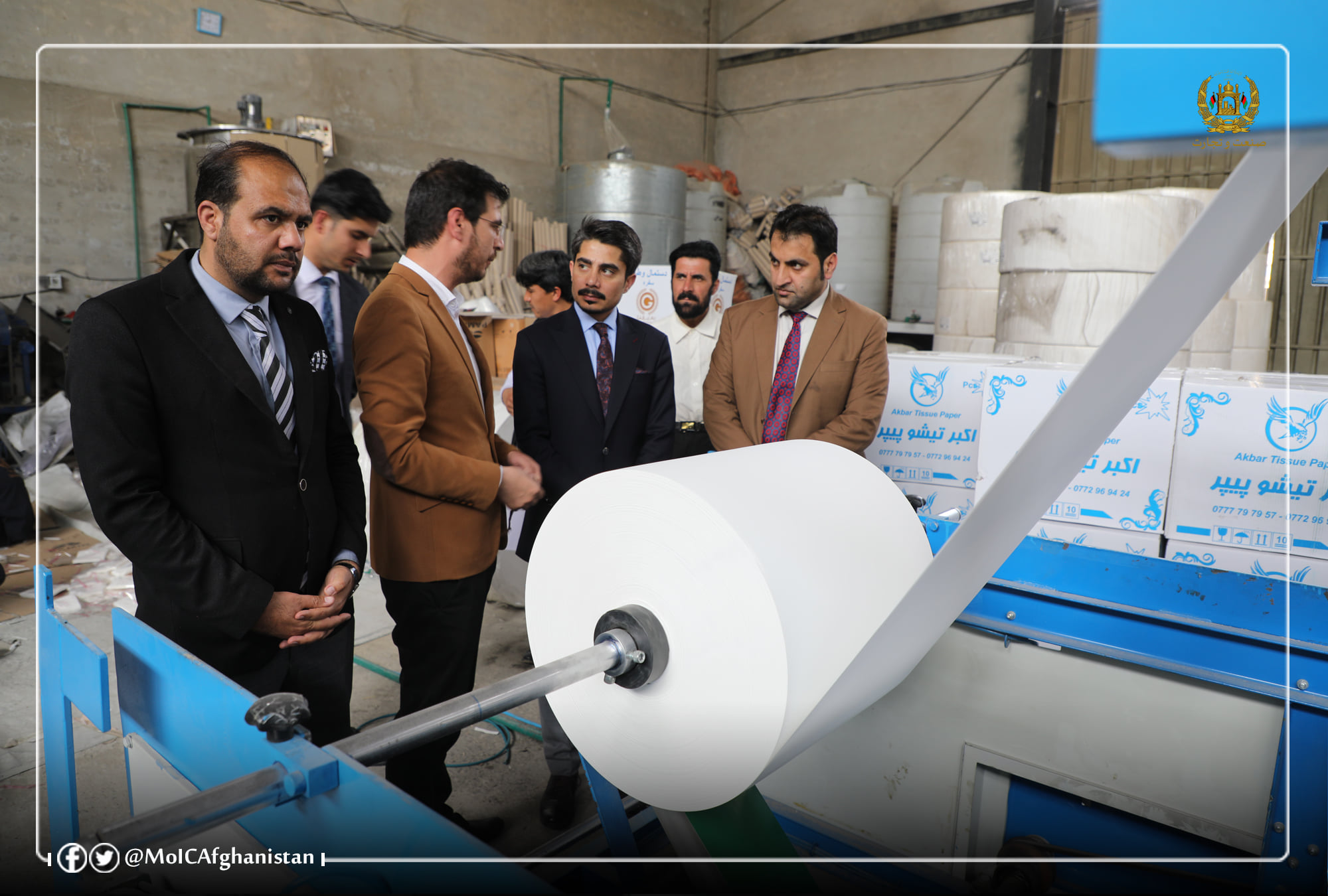 بازدید معین وزارت صنعت و تجارت از کارخانه تولیدی کاغذهای یک بار مصرف گلزی