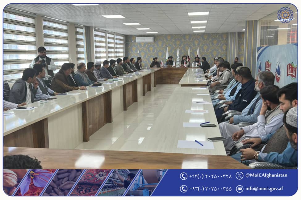 د صنعت او سوداګرۍ وزارت مرستیال ښاغلی مولوي قدرت الله جمال د خپلو لیدنو په ترڅ کې  د هرات ولایت د صنعتي ښارګوټي له صنعت کارانو سره وکتل