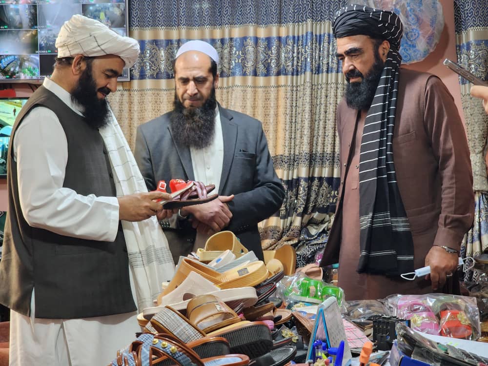 د صنعت او سوداګرۍ مرستیال وزیر مولوي قدرت الله جمال د یو پلاوي په ملتیا د څپلکو جوړولو له بېلابېلو فابریکو لیدنه وکړه